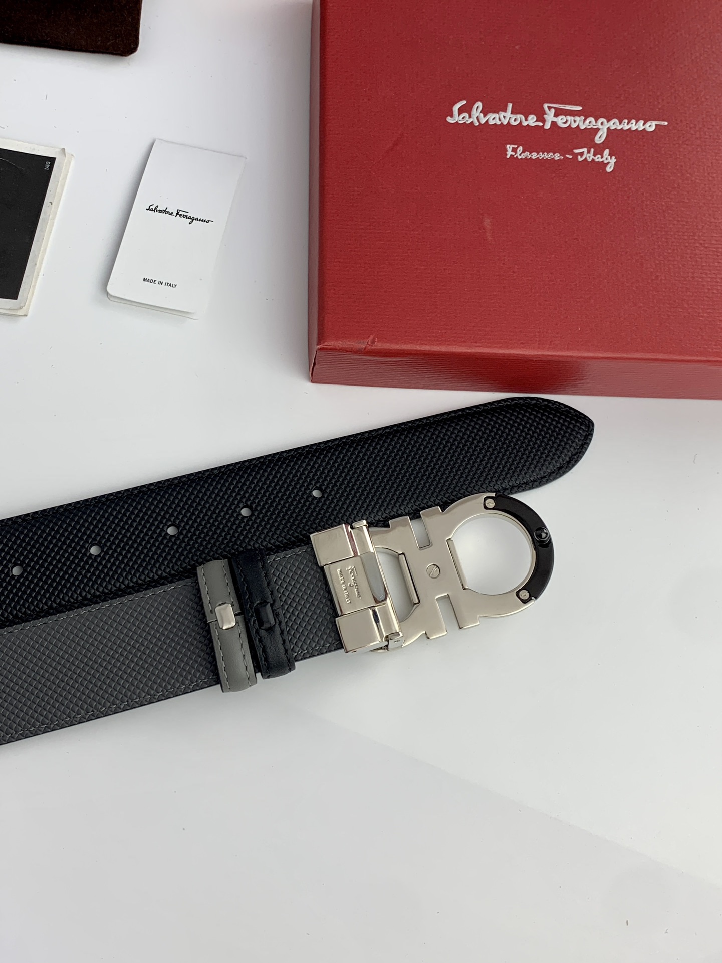 〖F家〗這款皮帶採用雙面小牛皮，搭配新款純銅扣，打造高雅考究的造型。寬3.5cm，長度可調節，達到量身定制般的修身效果。