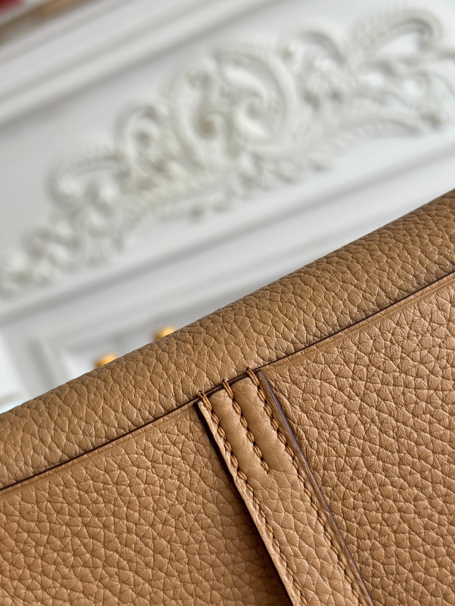 馬蹄包  半手工蠟線	Halzan	
 能滿足各種背法的!!
①手拎包②斜挎包③單肩包④手拿包
togo皮、五金細緻到油邊 無處不精緻√ 
尺寸：25cm