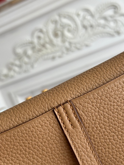 馬蹄包  半手工蠟線	Halzan	
 能滿足各種背法的!!
①手拎包②斜挎包③單肩包④手拿包
togo皮、五金細緻到油邊 無處不精緻√ 
尺寸：25cm