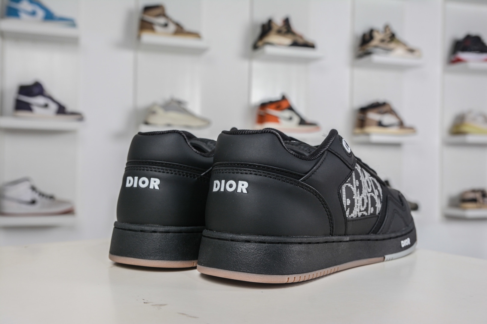 迪奧/Dior B27 Oblique Galaxy Low Top Sneakers B27系列低幫復古真皮百搭運動休閒板鞋 
貨號：3SN272ZIR16536
尺碼：38 39 40 41 42 43 44 45 46