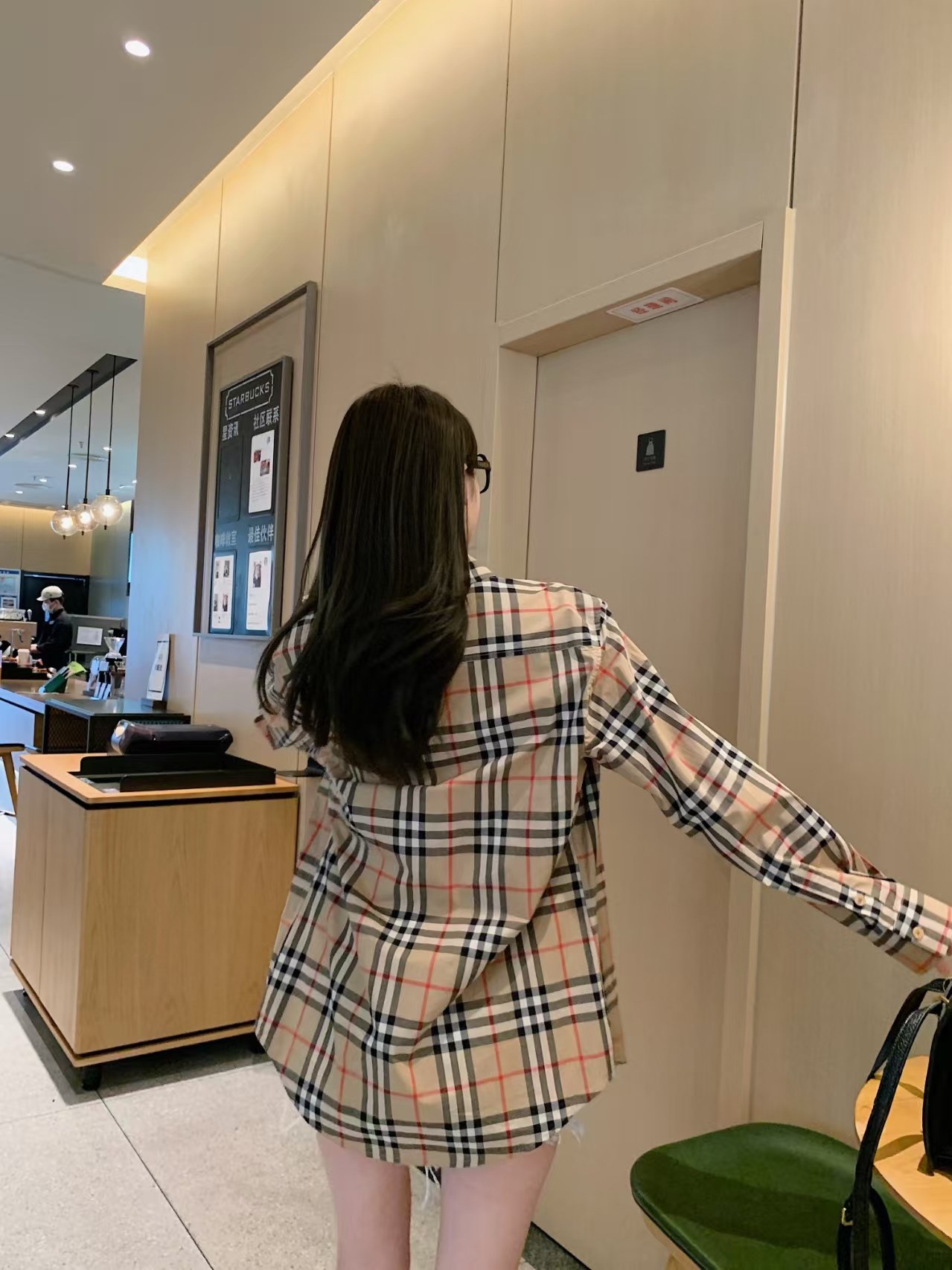 Burberry/巴寶莉 經典大格紋棉質長袖襯衫
面料採用雙股80支梭織小斜紋面料，格紋對位，
紗線定織定染，每個獨立的尺碼都是定位裁片，前幅，口袋，
袖子等部位都是對格對位的，工序複製，費時費料，採用純天然珍珠貝殼紐扣，
洗水嘜定制，多處手工一片一片激光剪裁對位，
所有工序，用料都是ZP做法，區別市面一眼假版本
此款更是絕對不能錯過的珍寶級別產物！！
顏色：卡其大格
S Size：S-XL