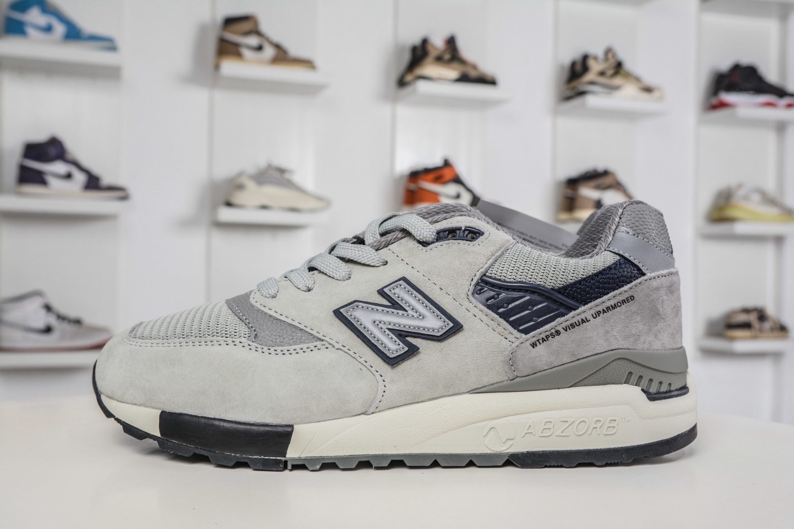 New Balance M998 Made in USA NB新百倫高端美產血統系列經典復古休閒運動慢跑鞋 
貨號：M998WT
尺碼：39.5 40 40.5 41.5 42 42.5 43 44