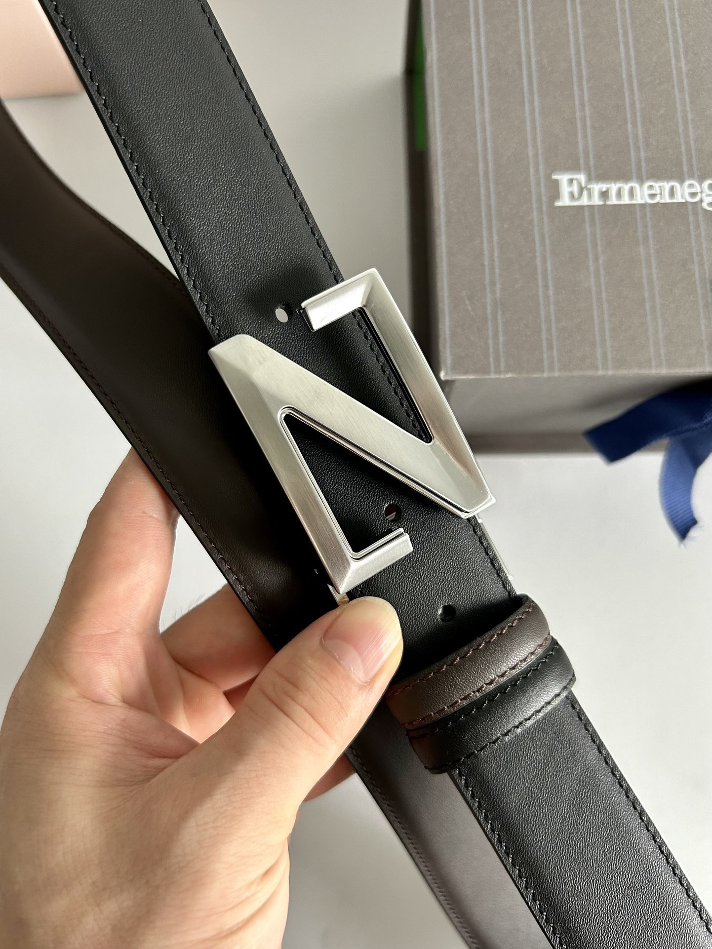 傑尼亞【Zegna】何謂當代男士 活動造型 系列，新款純銅旋轉針扣，雙面可用 隨心搭配，寬3.5cm，男士風尚的全新概念.