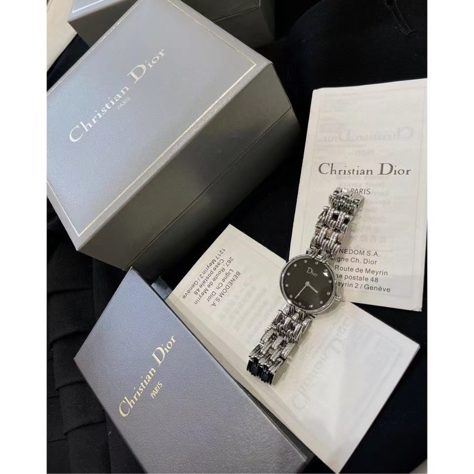 Dior vintage中古腕表
❣️原單 復古的魅力，絕對的經典！
❗️原包裝盒➕全套說明書/卡片
‼️2.6cm錶盤，完美尺寸，適合女性化的搭配風格～
無邊表鏡設計，錶盤纖薄有弧度，最具價值與收藏的中古.