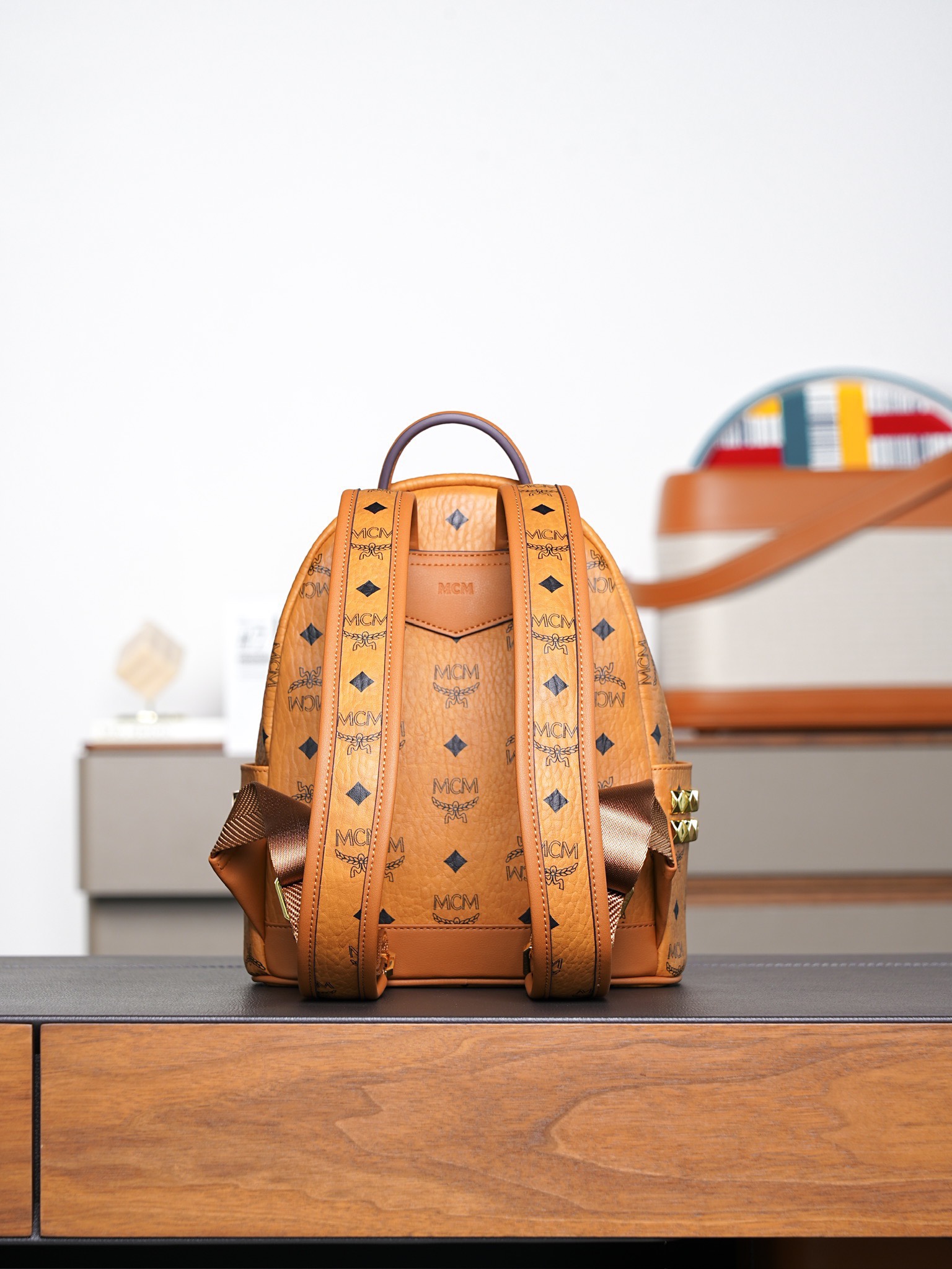 ®全新升级®𝙈𝘾𝙈 𝙎𝙩𝙖𝙧𝙠 𝙎𝙞𝙙𝙚 𝙎𝙩𝙪𝙙𝙨𝘽𝙖𝙘𝙠𝙥𝙖𝙘𝙠 𝙞𝙣 𝙑𝙞𝙨𝙚𝙩𝙤𝙨干邑色迷你号#铆钉双肩背包®️经典干邑色
# 这款MCM经典款的缩小版本 我们采用了标志性的Visetos涂层帆布 配以奢华的人造皮衬里和铆钉饰边。单品适合各种搭配 创新设计可以利用肩带秒变斜挎包、双肩包、单肩包、腰包和手提包。用这款特迷你Stark双肩背包秀出新风格