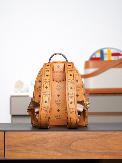 ®全新升级®𝙈𝘾𝙈 𝙎𝙩𝙖𝙧𝙠 𝙎𝙞𝙙𝙚 𝙎𝙩𝙪𝙙𝙨𝘽𝙖𝙘𝙠𝙥𝙖𝙘𝙠 𝙞𝙣 𝙑𝙞𝙨𝙚𝙩𝙤𝙨干邑色迷你号#铆钉双肩背包®️经典干邑色
# 这款MCM经典款的缩小版本 我们采用了标志性的Visetos涂层帆布 配以奢华的人造皮衬里和铆钉饰边。单品适合各种搭配 创新设计可以利用肩带秒变斜挎包、双肩包、单肩包、腰包和手提包。用这款特迷你Stark双肩背包秀出新风格