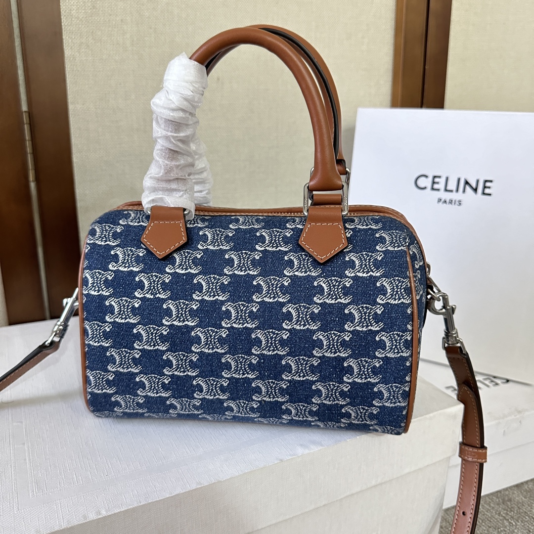 CELIN*24s春夏新品｜CUIR TRIOMPHE牛仔織物牛皮革波士頓包
春夏限定新品🎁牛仔凱旋門織物+浮雕凱旋門皮質小號波士頓💕復古味道更足更有質感～容量一如既往 超能裝✅ 日常又百搭 人手必備～肩背和手提均可
織物，牛皮革，織物襯里，拉鍊鎖閉，1個主隔層，1個內側扁平口袋，皮革手輓長10釐米，可調節肩帶，最小長度51釐米，最大長度58釐米
尺寸：19.5 X 14 X 7釐米
型號：197582