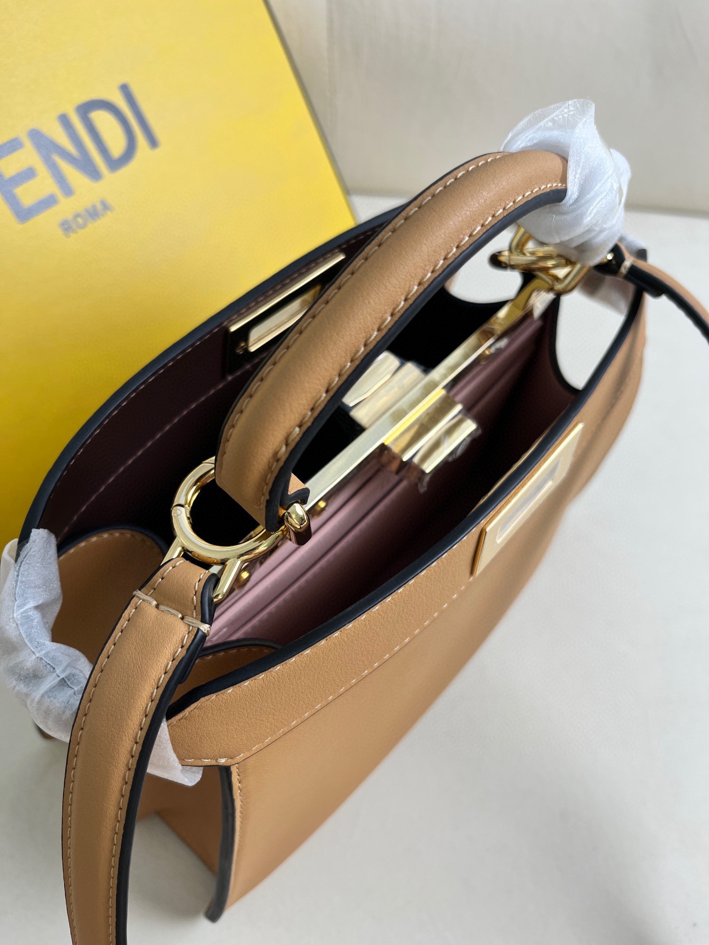 Peekaboo Iseeu 皮革手袋更多細節 Iconic Peekaboo ISeeU手袋，皮革材質，兩側綴以經典的扭鎖。柔和軟納帕皮革襯里，兩個隔層由硬質隔板隔開，配有系扣內部口袋和金色金屬件。手袋配有手柄和可調節、可拆卸式肩帶，可手提、肩背或斜挎。意大利製造 材質： 面料：牛皮革 里料：羊皮革 深度：11 長度 27 高度 21 
款號：0229