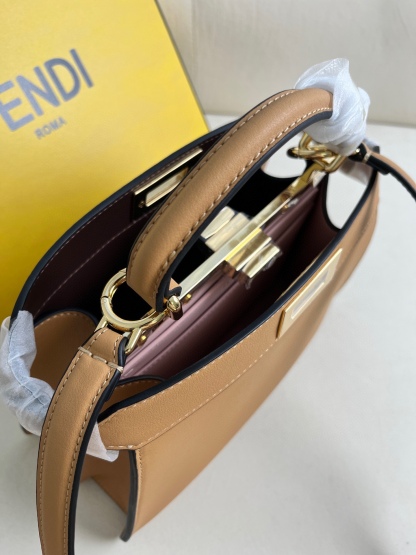 Peekaboo Iseeu 皮革手袋更多細節 Iconic Peekaboo ISeeU手袋，皮革材質，兩側綴以經典的扭鎖。柔和軟納帕皮革襯里，兩個隔層由硬質隔板隔開，配有系扣內部口袋和金色金屬件。手袋配有手柄和可調節、可拆卸式肩帶，可手提、肩背或斜挎。意大利製造 材質： 面料：牛皮革 里料：羊皮革 深度：11 長度 27 高度 21 
款號：0229