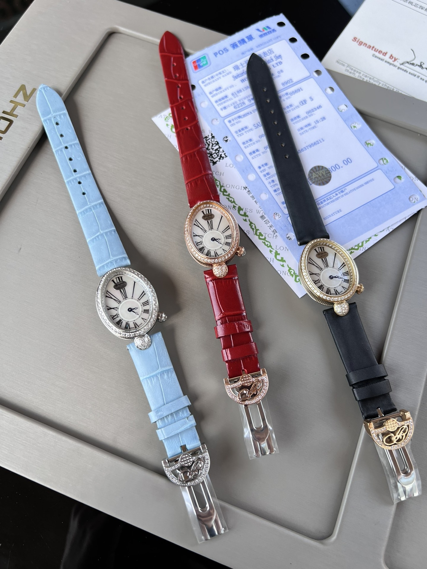 優雅出品史上最強復刻女表——寶璣那不勒斯皇后  黃金殼  系列驚艷登場，修正市場版本的所有不足，高貴典雅，盡顯女王風範！
【表殼】腕表尺寸分別為中號36.5x28.5毫米 小號33 x 25毫米
鵝卵形表殼高雅大氣，表殼外緣飾有錢幣紋。表圈和表殼周圍鑲嵌共117顆施華洛水晶（約0.99克拉）。表冠處鑲有一顆梨形晶石（約0.26克拉）
【精彩細節】
1.與原裝吻合，在表殼背部均打有貴金屬標識，效果清晰工整，彰顯腕表檔次。2.穹面玻璃，從側面看不僅有魚眼效果，還能折射鑽石帶來的璀璨光芒，更顯腕表高貴血統。
