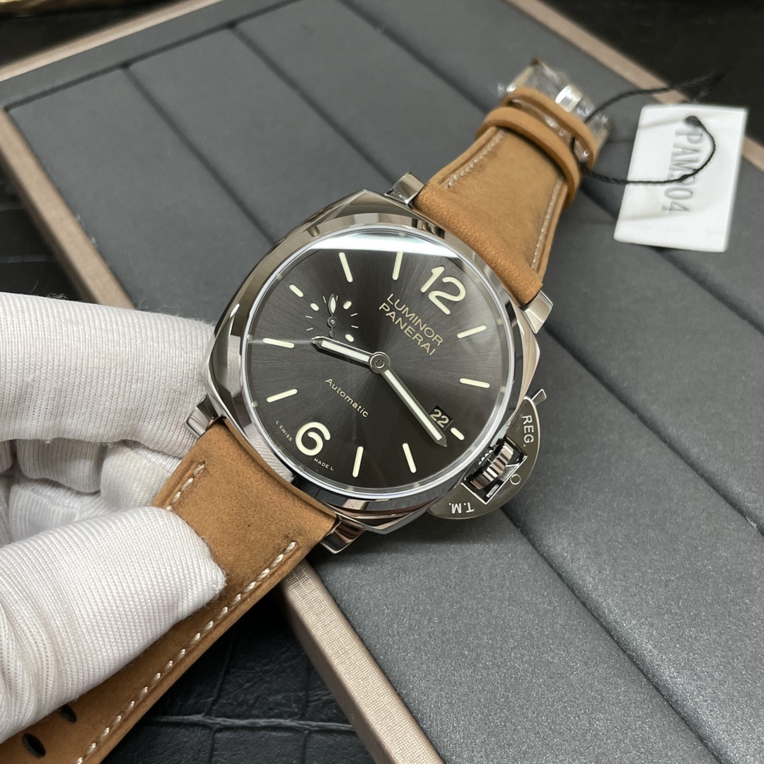 VS新品：沛納海 PAM904整個殼身厚度得以降低近四成！不設限，最纖薄！不循規，42mm男女可佩戴！太陽放射紋錶盤活力優雅，纖薄身軀佩戴輕便舒適，金針設計精巧簡約大氣。適合亞洲人手腕!