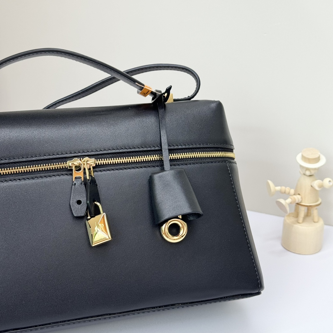 𝓛𝓸𝓻𝓸 𝓟𝓲𝓪𝓷𝓪 諾悠翩雅
𝑬𝒙𝒕𝒓𝒂 𝑩𝒂𝒈 𝑳𝟐𝟕 
寬開口加大容量斜挎包，包型設計更立體更有型，包身採用進口原廠小牛皮，手感柔軟而獨特，包包內部結構多了內袋。雙向加長拉鍊開合，配有My Charms金色金屬掛飾（LP特級純鋼五金配件）
size：27*16*10釐米
配全套專櫃禮盒包裝🎁