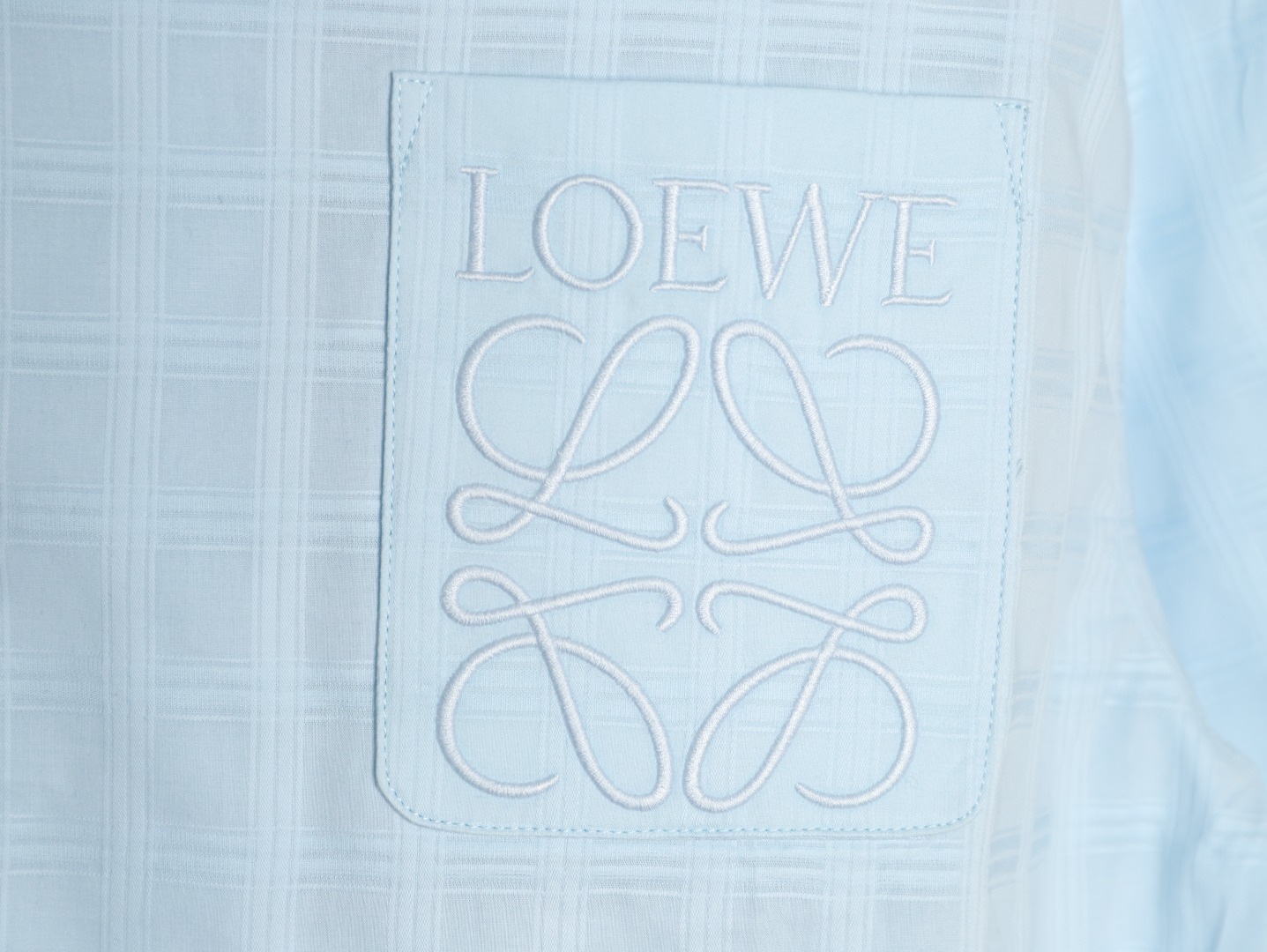 🔝LOEWE羅意威 Anagram 刺繡口袋格子短袖襯衫
定制雲紋高支提花格料，採用進口機刺繡工藝，精度高，線條流暢而細膩，紅外線定位裁床，通過紅外發射器和紅外接收器來實現對材料的精准定位，精度可達到微米級別，面料都經過砂洗，手感質感更佳，不易變形，不易縮水，不易褪色，保持長久的美觀，定制輔料，寬松版型
B Size：36 38 40 42