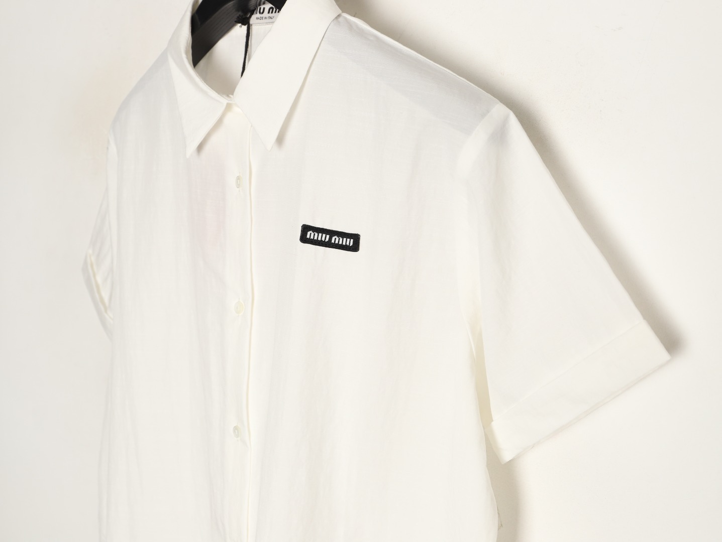 🔝MIU MIU繆繆MM 小黑標短袖襯衫
定制雲柔棉麻平紋料，手工紅外線畫線徽標，以紅外線技術為輔助，實現徽標標籤位置的精准定位與標記，採用側翻埋夾車線工藝，平順整潔，工整整潔，面料都經過砂洗，手感質感更佳，不易變形、不易縮水、不易褪色，合身版型
B Size：40 42 44 46