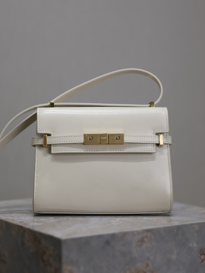 Manhattan mini_腋下/斜挎包
曼哈頓的經典造型，給人一種氣場很大的感覺！全包採用原廠牛皮精心製作，翻蓋中央的金屬搭扣是曼哈頓系列的標誌性元素，包內有一卡袋，無其他多餘隔層，所以自重超級輕！可以肩背 斜挎及腋下背法。整體風格幹練又率性，是超級簡約耐看又大方的款式！
型號：727766
尺寸：19×14×4cm