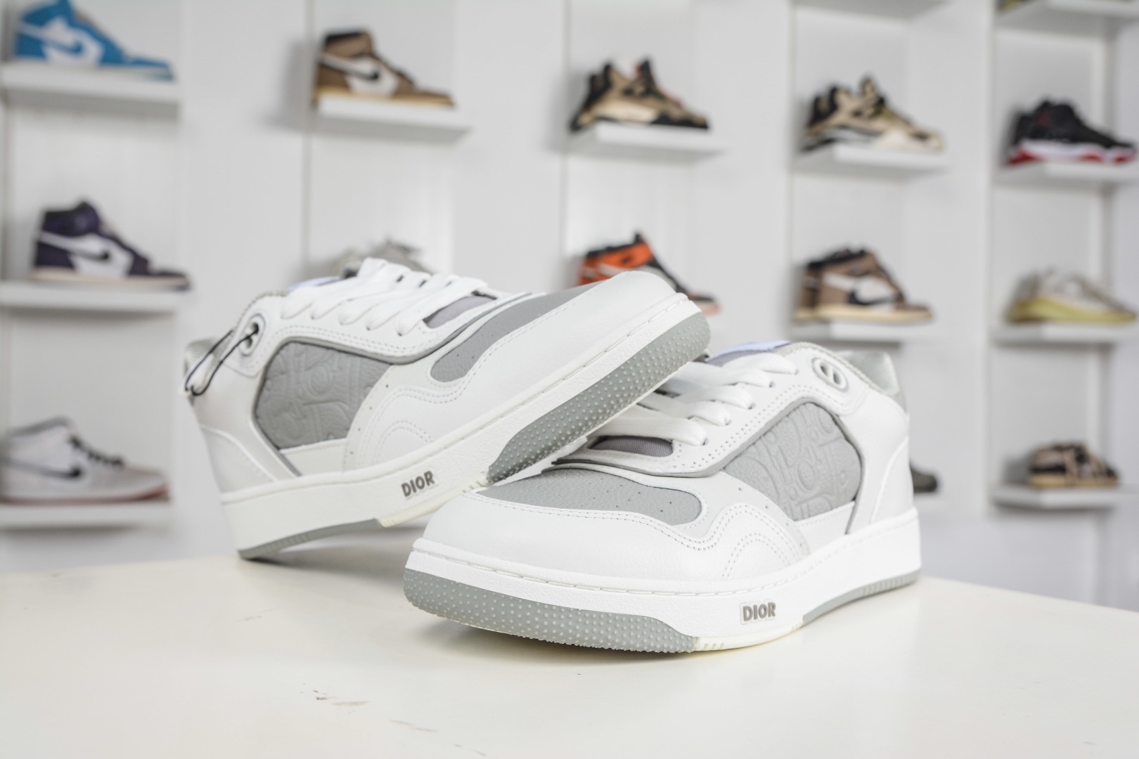 迪奧 B27休閒運動鞋 延續 Dior的經典款式B27 
尺碼：39 40 41 42 43 44 45