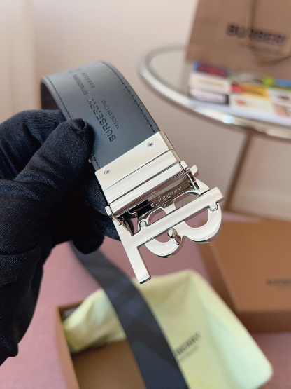 
Burberry博柏利品牌始終秉承傳統精髓，彰顯卓爾不凡的匠制工藝，優雅率性的英倫設計與銳意革新的時尚理念。3.5cm