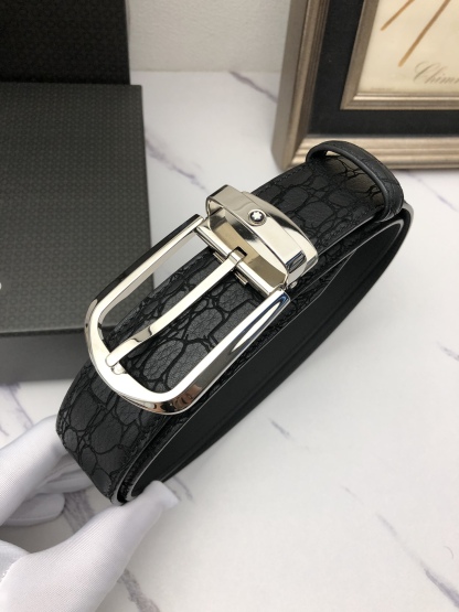 萬寶龍：原單頭層牛皮燙印花紋，內襯頭層壓橫紋牛皮底，營造織紋外觀。飾以標誌原單扣。專櫃寬度3.5