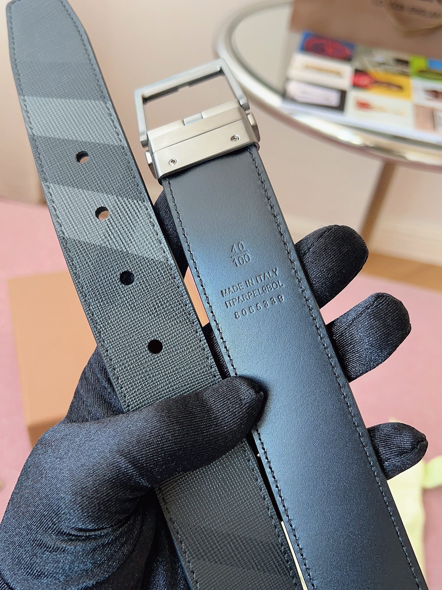 
Burberry博柏利品牌始終秉承傳統精髓，彰顯卓爾不凡的匠制工藝，優雅率性的英倫設計與銳意革新的時尚理念。3.5cm