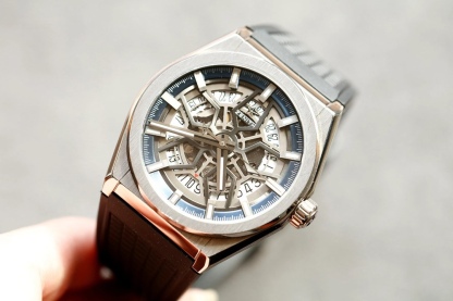 95.9000.670/78.R782
品牌：真力時
系列：DEFY
性別：男士
我來糾錯 
機芯 機芯型號：9015改Elite 670 SK
機芯類型：全自動機械
機芯直徑：25.60毫米
機芯厚度：3.88毫米
振頻：28800每小時振蕩次數
寶石數：27個
零件數：187個
動力儲備：50小時
我來糾錯 
外觀 表徑：41毫米
表壳厚度：10.75毫米
表盘颜色：镂空
表盘形状：圆形
表带颜色：黑色
表扣类型：针扣
背透：背透，透明蓝宝石水晶
防水深度：100米
表耳间距：暂无
我来纠错 
材质