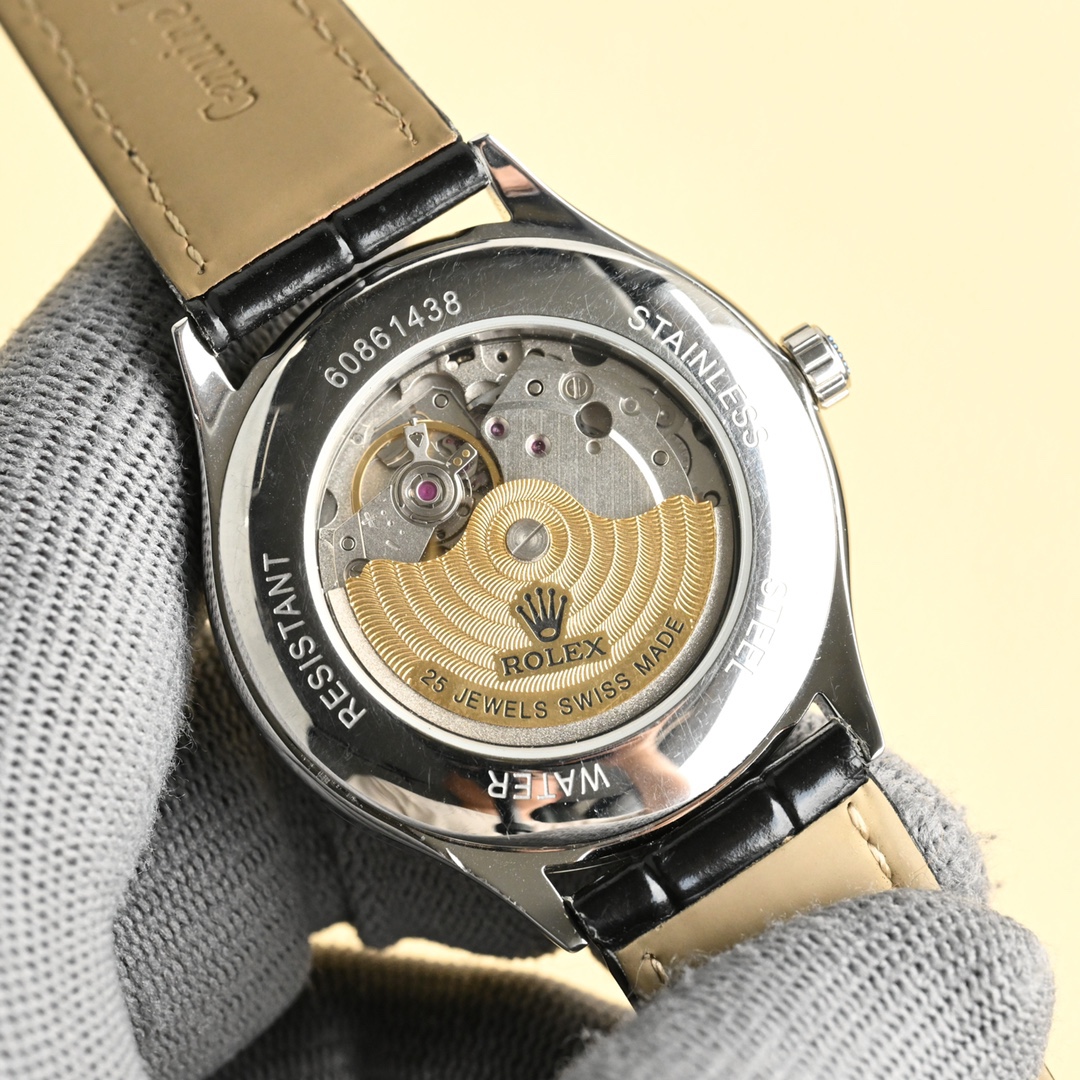 爆款主推勞力士【ROLEX】男士腕表 採用獨特的錶盤設計 搭配而來的是更高檔奢華的勞力士， 初識勞力士必憧憬有朝一日能擁有它，戴上勞力士必順風順水必發達，你值得擁有，歡迎評鑒！！
機芯：搭配全新進口8215西鐵城（零返修） 尺寸：40鏡面：藍寶石玻璃永不刮花 材質：316L精鋼表殼 動力：儲存48小時 防水深度：100米意大利小牛皮帶，原裝針扣！