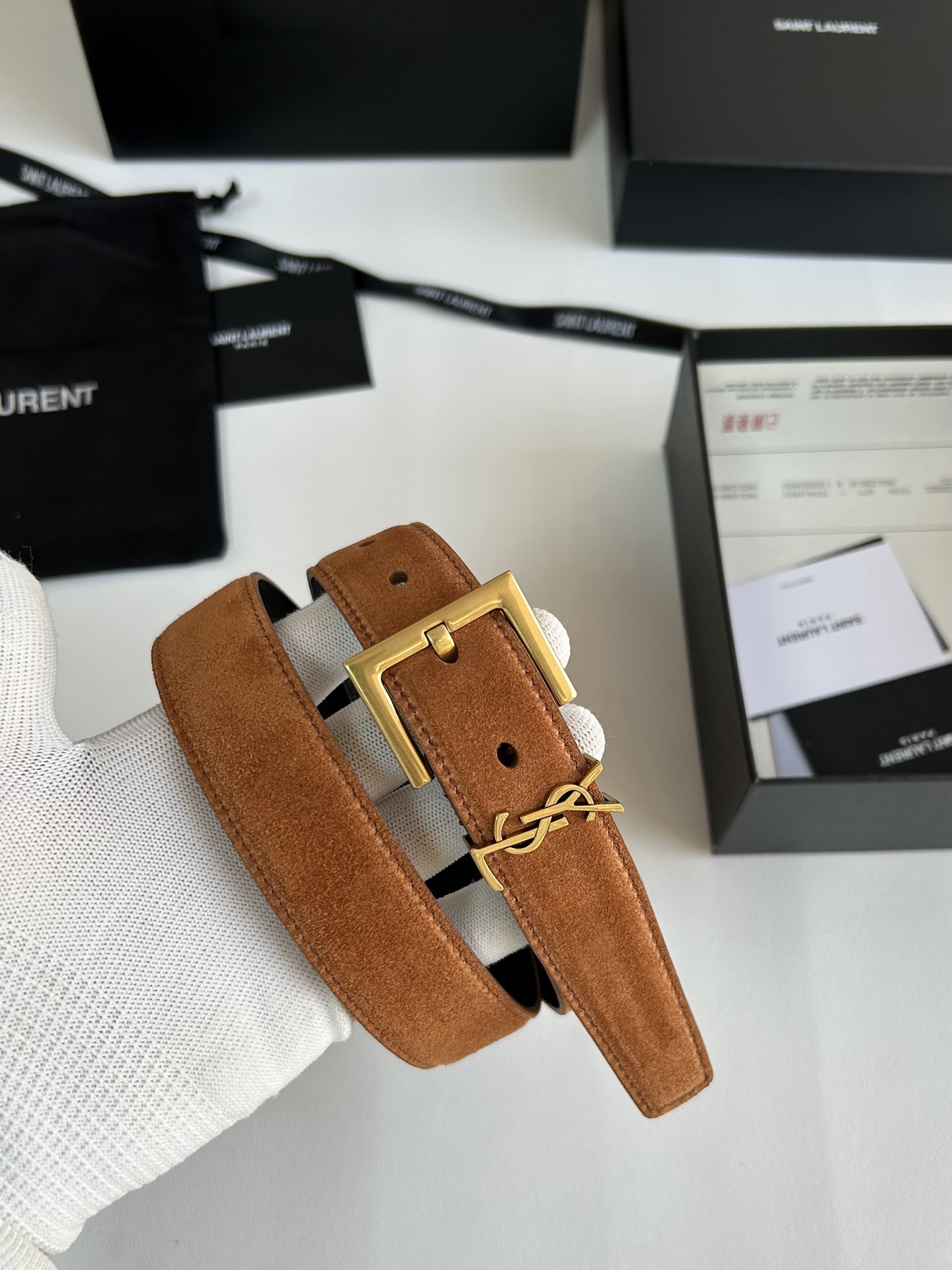 聖羅蘭 女士腰帶，進口小牛皮 配以CASSANDRE 標識腰帶環。古銅色金銀五金可選。精緻優雅的設計，寬度3.0cm