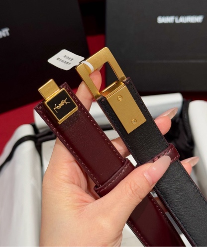 YSL頂級版復刻新寵腰帶
經典百搭款 搭配牛仔褲或者裙子都很好看 長短可調節 25mm寬 雙面進口小牛皮 精緻的真空鍍鈀搭扣飾有琺瑯字體效果