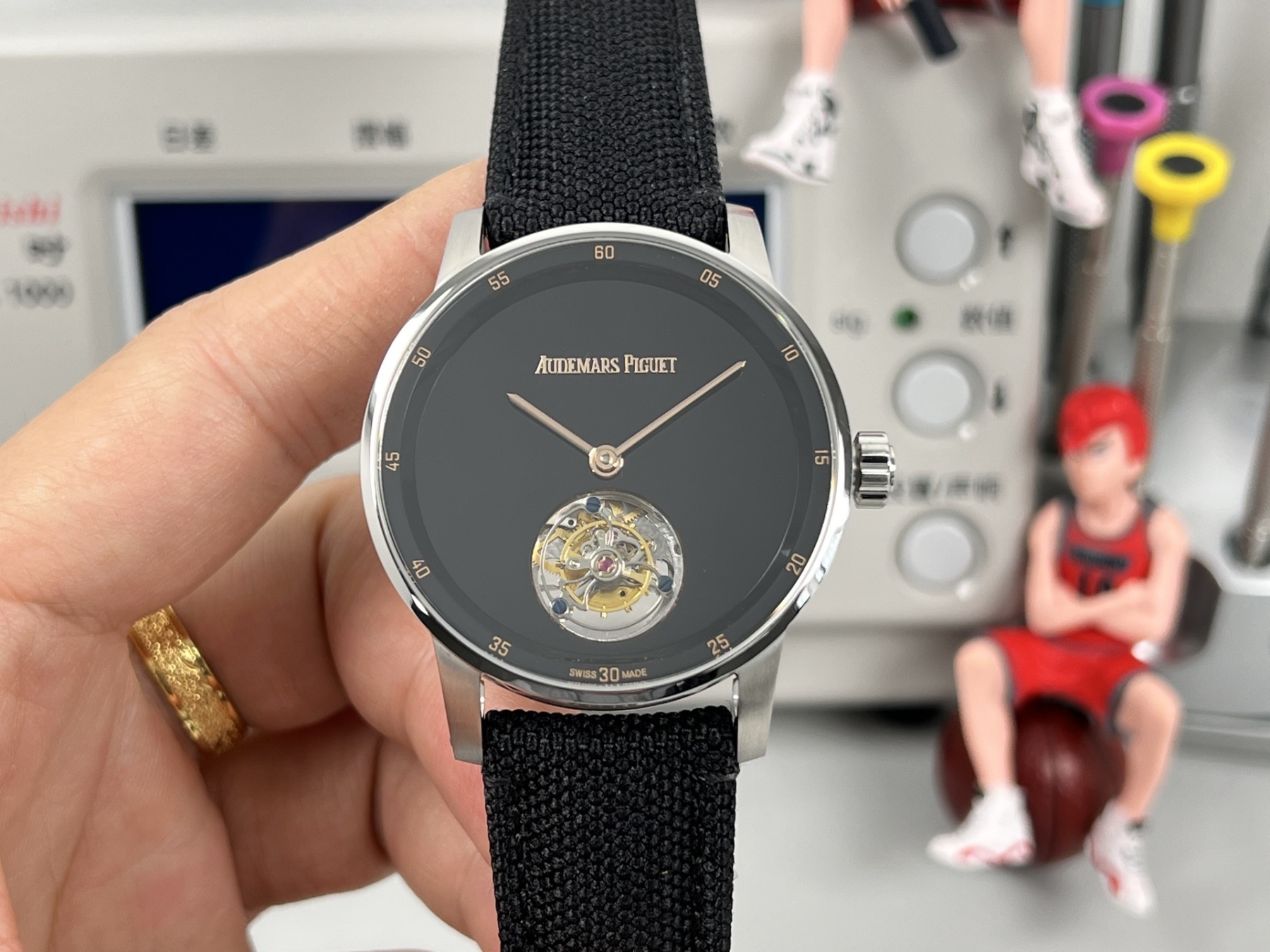 
新款愛彼真陀飛輪CODE11.59系列26396男士腕表！完美與個性的體驗！
1⃣️直徑42MM！表面玻璃採用水晶藍寶石玻璃。
2⃣️搭載Cal.2950全自動陀飛輪機芯，動力儲存60小時！
3⃣️錶帶採用進口意大利小牛皮以及帆布皮帶可選！
3⃣️表殼採用316L精鋼材質，整殼CNC高精准處理，密度與原裝吻合！          
4⃣️表面採用砂金石琺瑯錶盤
整體按照原裝顏色完美呈現！
5⃣️殼套分圈口.殼.底蓋三件套，整體角度完美體現拉絲工藝，品質與美的融合！