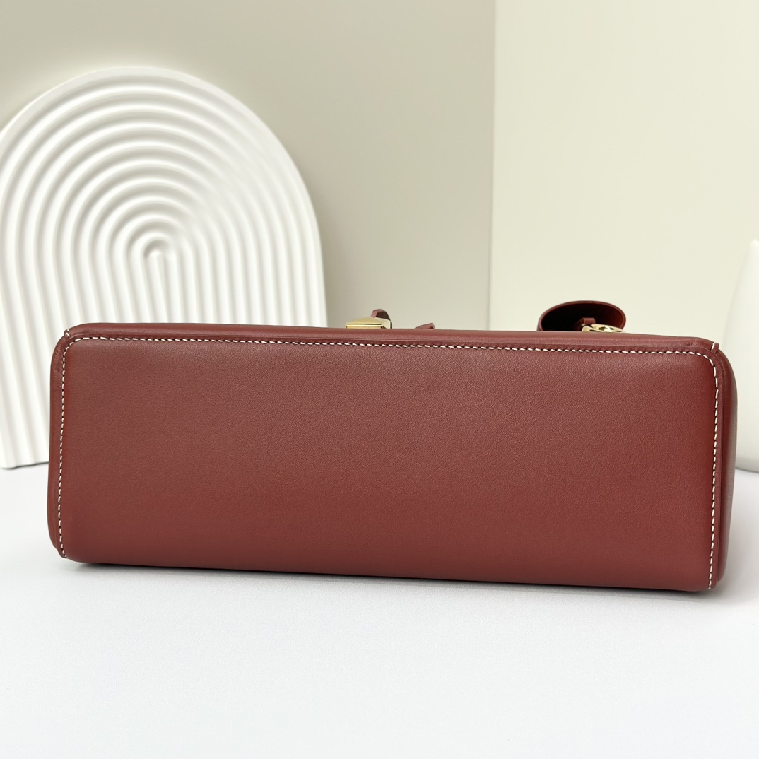 𝓸𝓻𝓸 𝓟𝓲𝓪𝓷𝓪 諾悠翩雅
𝑬𝒙𝒕𝒓𝒂 𝑩𝒂𝒈 𝑳𝟐𝟕 
寬開口加大容量斜挎包，包型設計更立體更有型，包身採用進口原廠小牛皮，手感柔軟而獨特，包包內部結構多了內袋。雙向加長拉鍊開合，配有My Charms金色金屬掛飾（LP特級純鋼五金配件）
size：27*16*10釐米
配全套專櫃禮盒包裝🎁