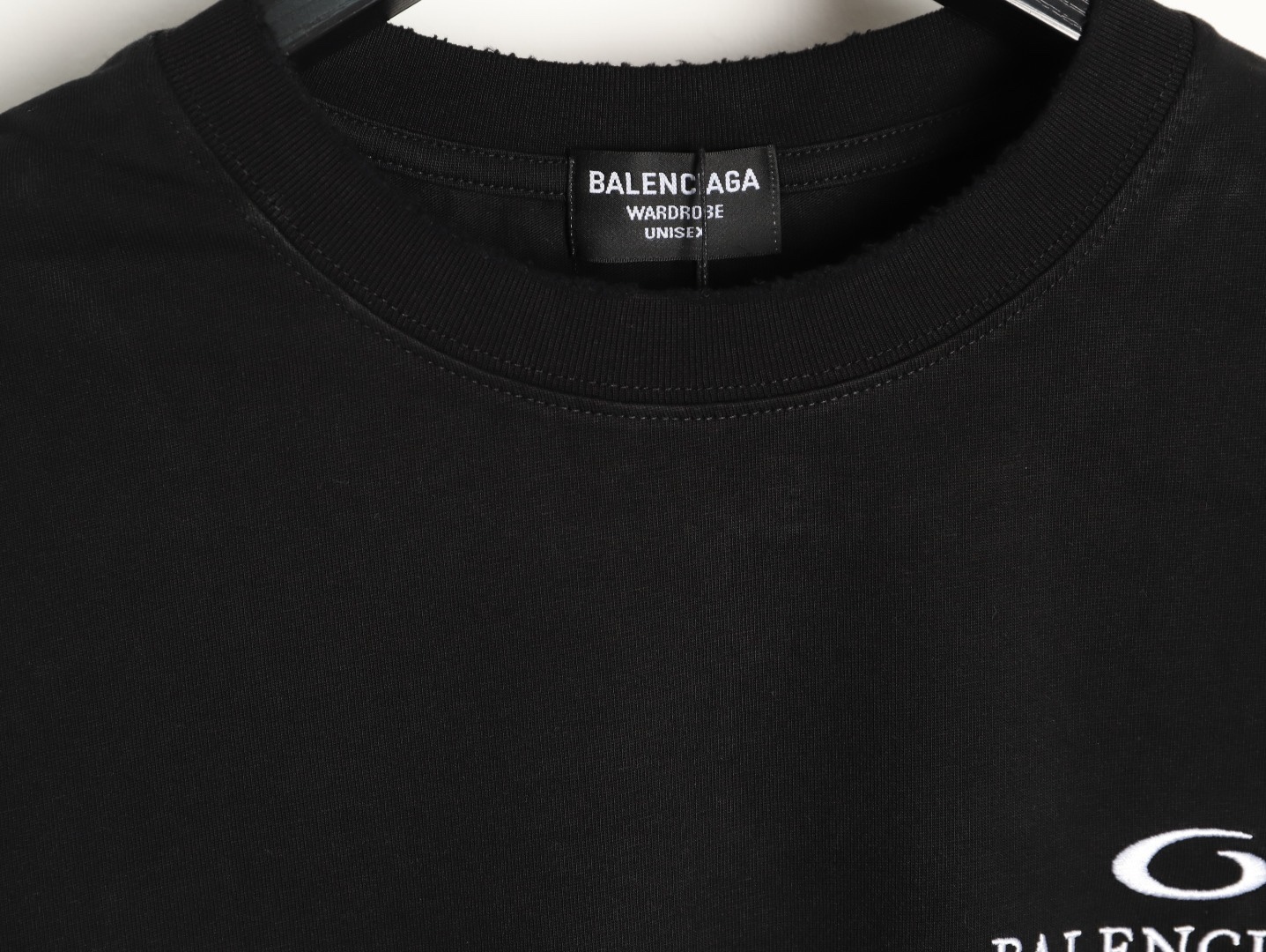Balenciaga/巴黎世家 26ss 後背麥穗刺繡短袖
No.1的質量 真正天花板品質，正確320g定織定染雙紗面料 柔軟舒適，成衣洗水 定染螺紋 無色差 不變形 手工磨爛超重工藝。螺紋領口均為某巴某黎原領口 高包裹度 領口寬度和櫃櫃精確到毫米 厚領口不易變形，注意做工 領口處針腳 無折疊 順暢自然沒重疊線 真正還原 這是多少人都做不到的 ，區別市場通貨!
M1 Size: S-XL