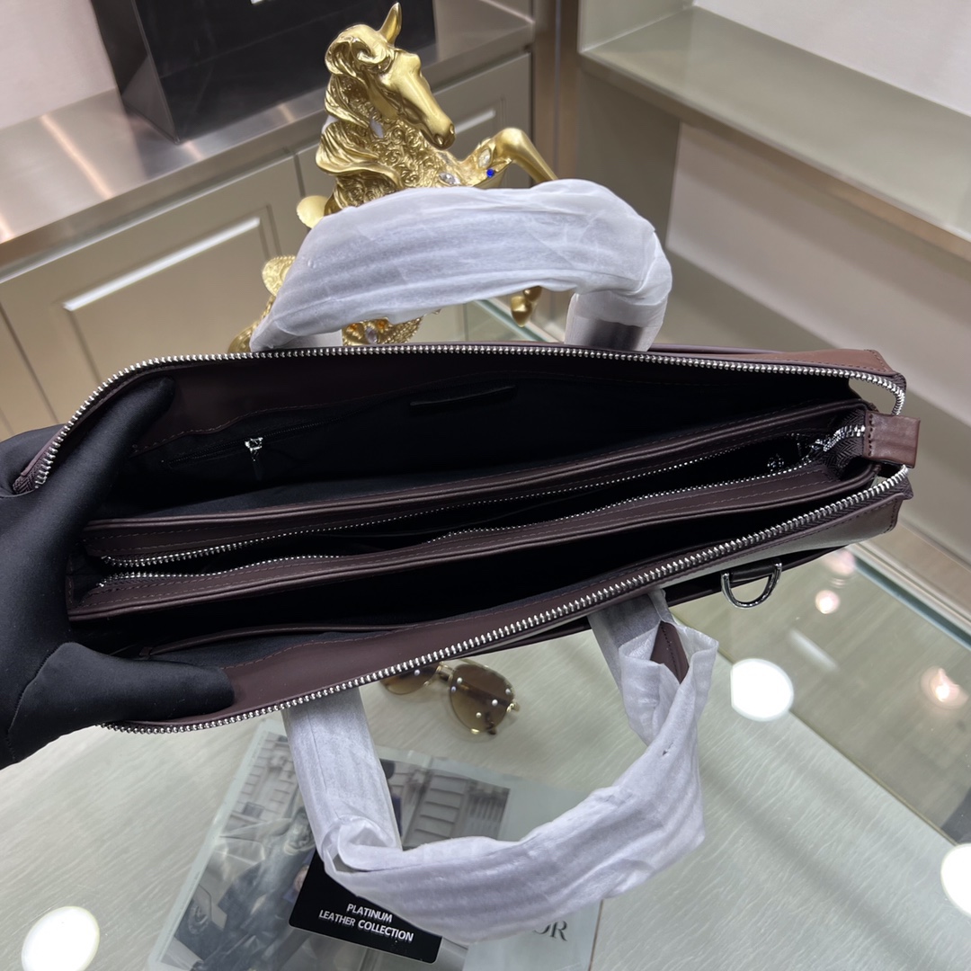 Montblanc International（萬寶龍）🔥萬寶龍新款男士定型公文包，採用進口頭層定型牛皮製作，搭配頂級五金配件，帶密碼鎖，在公文包系列中實屬佼佼者。商務人士與潮流達人皆適用的款式。[色]喜歡的速度下單✅
型號：1161-1
尺寸：39-29-10
顏色：黑色、啡色