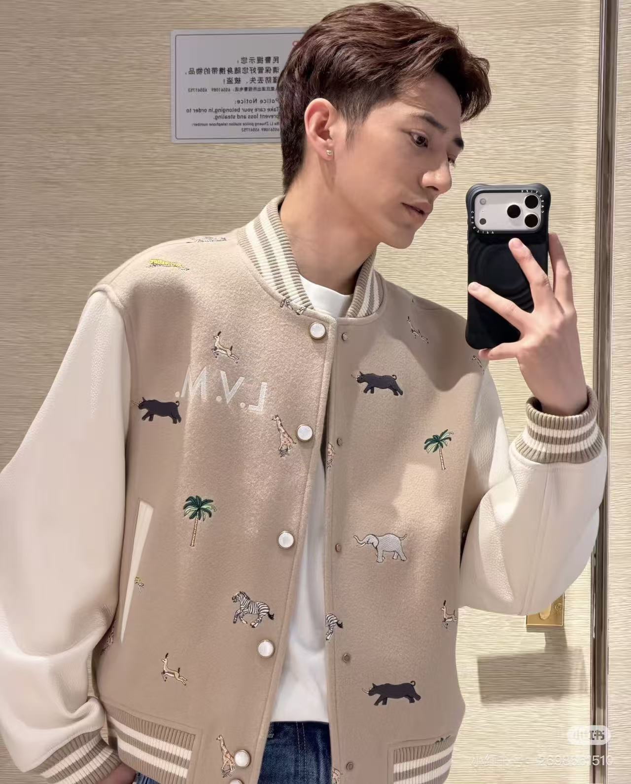 Louis Vuitton/路易威登 26ss 動物樂園刺繡棒球服外套
材質拼接：衣身採用淺卡其色羊毛混紡面料，柔軟且有挺括感；袖子為奶白色荔枝紋牛皮，質感細膩，淺色系搭配更顯清爽。

• 裝飾亮點：衣身滿印精緻動物刺繡（長頸鹿、斑馬、大象、黑豹等）與棕櫚樹圖案，左胸綴有“L.V.M.”字母標識，充滿童趣與度假感，辨識度極高。

• 版型結構：經典棒球服版型，羅紋條紋領口/袖口/下擺，防風收型；正面按扣開合，兩側配白色撞色插袋，兼顧實用性與設計感。
N SIZE:S-XL
