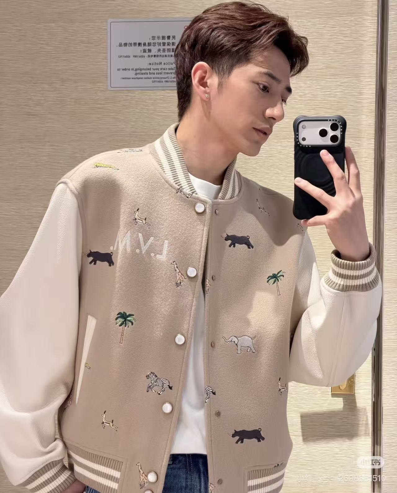 Louis Vuitton/路易威登 26ss 動物樂園刺繡棒球服外套
材質拼接：衣身採用淺卡其色羊毛混紡面料，柔軟且有挺括感；袖子為奶白色荔枝紋牛皮，質感細膩，淺色系搭配更顯清爽。

• 裝飾亮點：衣身滿印精緻動物刺繡（長頸鹿、斑馬、大象、黑豹等）與棕櫚樹圖案，左胸綴有“L.V.M.”字母標識，充滿童趣與度假感，辨識度極高。

• 版型結構：經典棒球服版型，羅紋條紋領口/袖口/下擺，防風收型；正面按扣開合，兩側配白色撞色插袋，兼顧實用性與設計感。
N SIZE:S-XL
