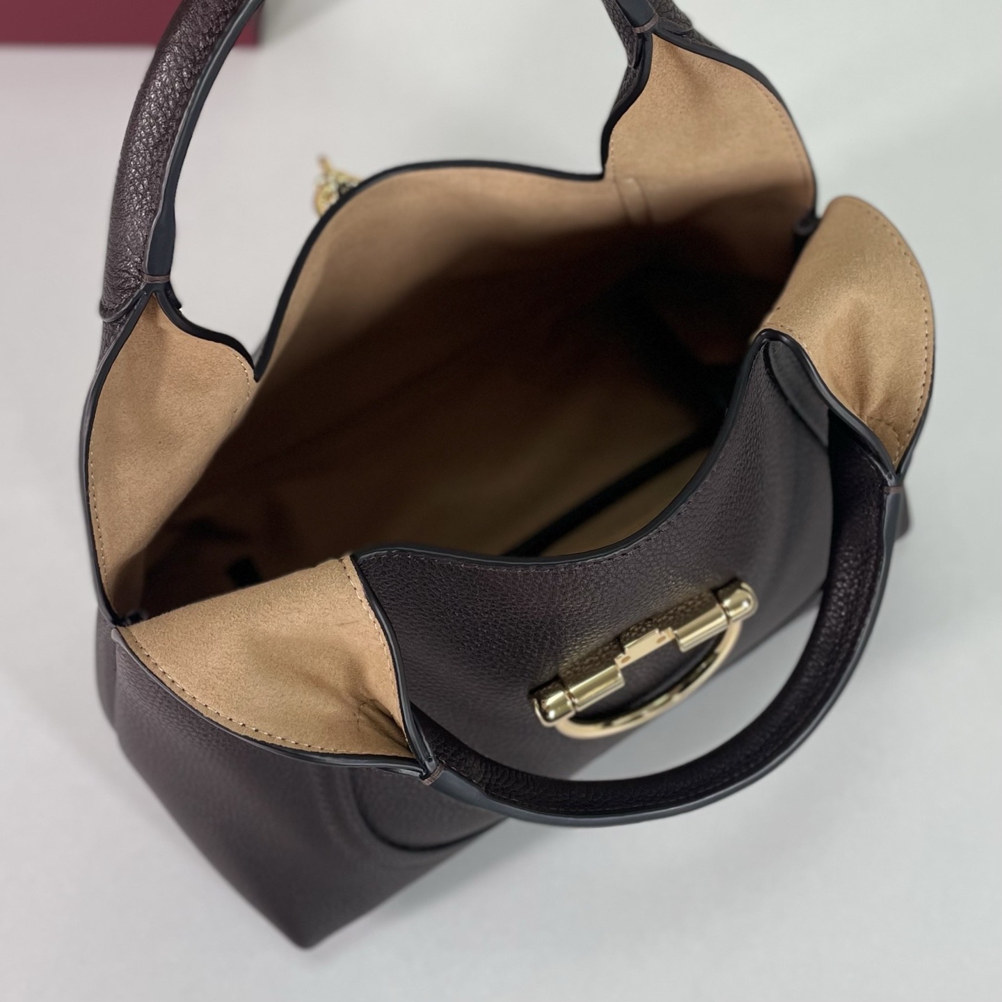 💫💫❤️❤️Gucci Softbit系列小號肩背包，匠心融蘊半馬銜扣造型品牌經典馬術風格配件。提手高15釐米，磁扣開合，款號837467咖啡棕皮，尺寸27.5X21X16
