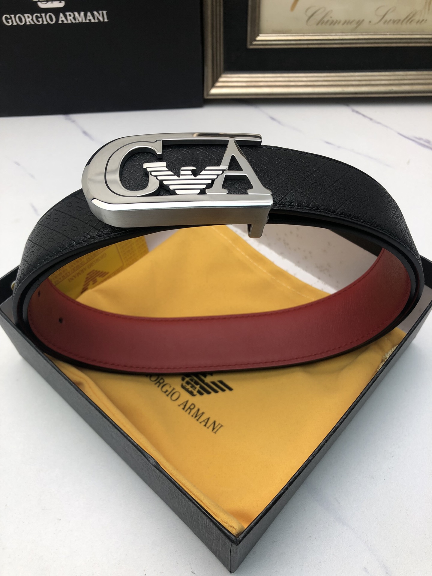 阿曼妮：原單頭層小牛皮燙印花紋，內襯平紋牛皮底，營造織紋外觀。飾以標誌原單扣。專櫃寬度4.0