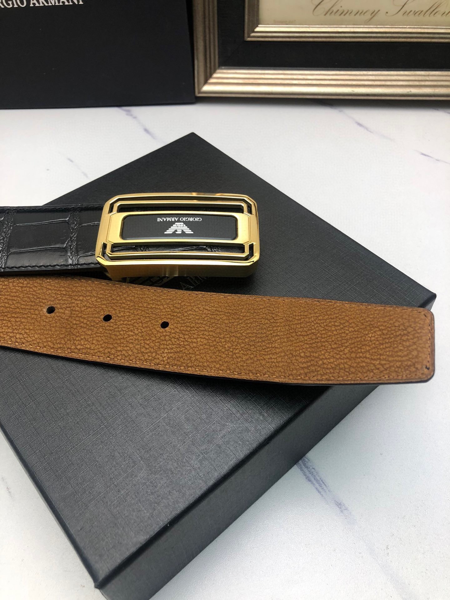 💰阿曼妮：原單頭層牛皮鰐魚花紋，內襯頭層鹿皮底，營造織紋外觀。飾以標誌原單扣。專櫃寬度4.0