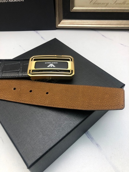 💰阿曼妮：原單頭層牛皮鰐魚花紋，內襯頭層鹿皮底，營造織紋外觀。飾以標誌原單扣。專櫃寬度4.0