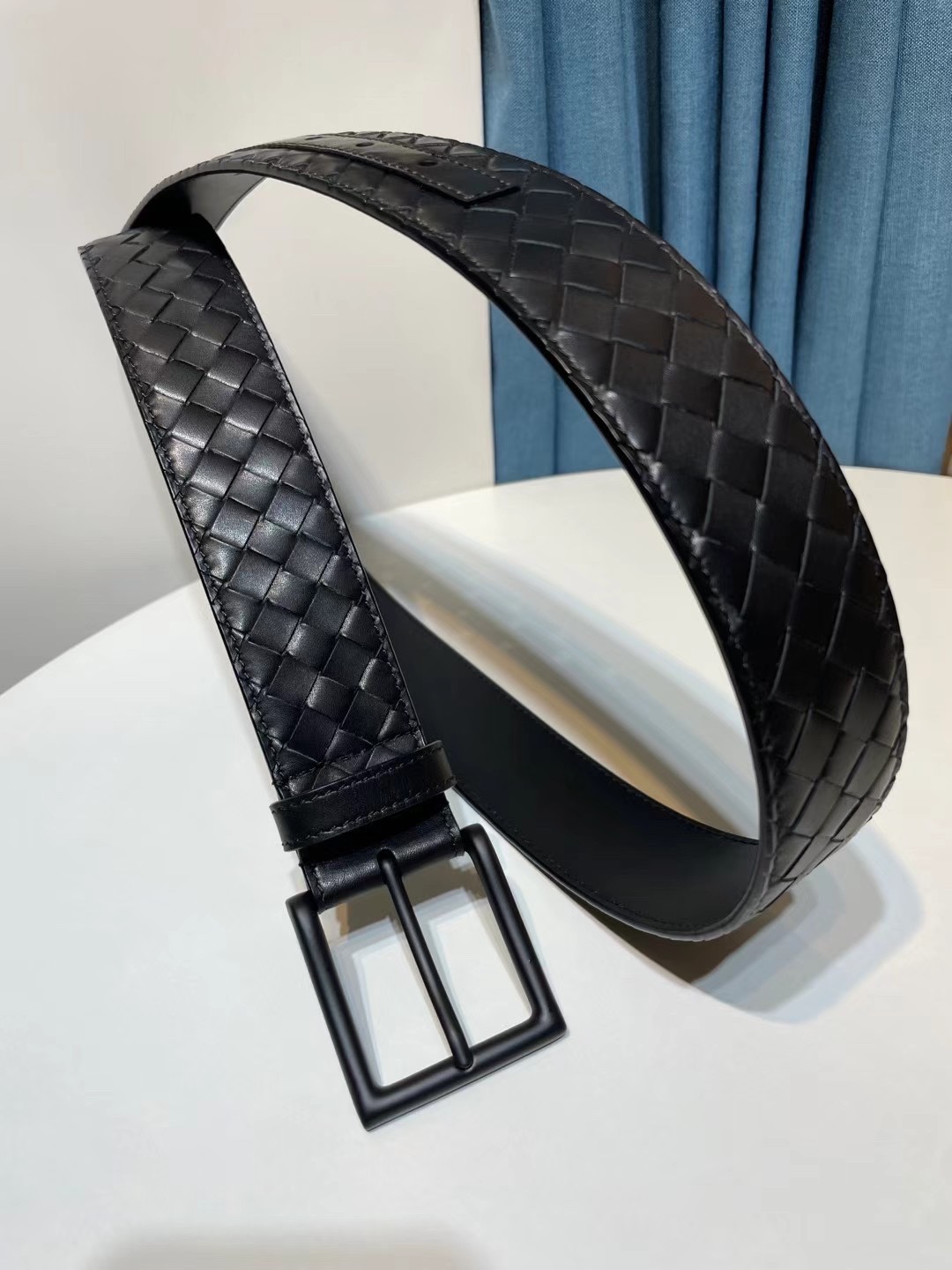 🔥🔥新 🆕純手工編織皮帶可為休閒裝或正裝造型增添優雅韻味，🔥是低調奢華的典範。[嘴唇]採用意大利柔軟的胎小牛皮全手工精工打造而成，鎳色五金扣頭令其更顯獨特別緻、🔥[嘴唇]優雅迷人氣息。[強]4.0cm寬