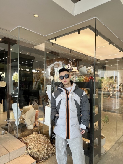 Louis Vuitton/路易威登 25Fw 滑雪系列花卉雙拉鍊連帽羽絨服
定制5合1防絨密織與3合1雙線防絨格紋料，新國標90白鴨絨，充絨飽滿，極致禦寒。 電腦機械充絨，精准計算克重，數字稱重，確保蓬松均勻。進口機刺繡，精密控制，線條流暢細膩。壓花復合，電腦掃描對位，特製膠水固化，粘接牢固。 膠漿印花，三次網板修改，烘烤固色，圖案持久。3D立體絎縫，數控分隔，防止羽絨結塊移位。
A Size:46-52