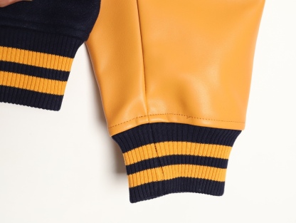 Louis Vuitton/路易威登 26ss 水鑽刺繡棒球服外套
材質拼接：衣身採用藏青色羊毛混紡面料，質感挺括耐磨；袖子為淺棕牛皮材質，柔軟細膩，經典拼皮設計還原美式棒球服復古感。

• 裝飾亮點：左胸位置有重工水鑽+金屬刺繡裝飾，鑲嵌多色寶石與閃鑽，綴有“L.V.M.”字母標識，華麗精緻，辨識度拉滿。

• 版型結構：立領+羅紋條紋領口/袖口/下擺，防風且修飾身形；正面按扣開合，兩側配有插袋，兼顧實用與美觀。
球帽點綴，休閒隨性又有街頭感。
N Size:S-XL