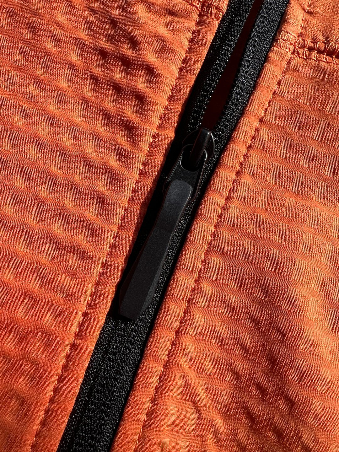 2026年春季新款猛獁象MAMMUT輕量單層彈力外套夾克 男女同款 軟殼連帽夾克
面料95的聚酯纖維 5的氨綸 輕盈帶彈力  手感柔軟舒適   不靜電 質感輕膚，，自帶纖維紋理 ，格紋凹槽 空氣流通  可快速散熱  吸濕排汗 
款式設計簡約大牌，胸口拼布拉鍊口袋 ，多處細節採用四針六線🧵設計點綴，肉眼可見的工藝美
手插口袋，做的壓膠無痕一公分外延  內隱藏拉鍊口袋 上下刺繡鎖邊 提升品質
彈力袖口 輕便舒適 ，下擺出帶有調節繩，穿搭風格可隨意切換
日常休閒  上班通勤 戶外運動  舒適百搭