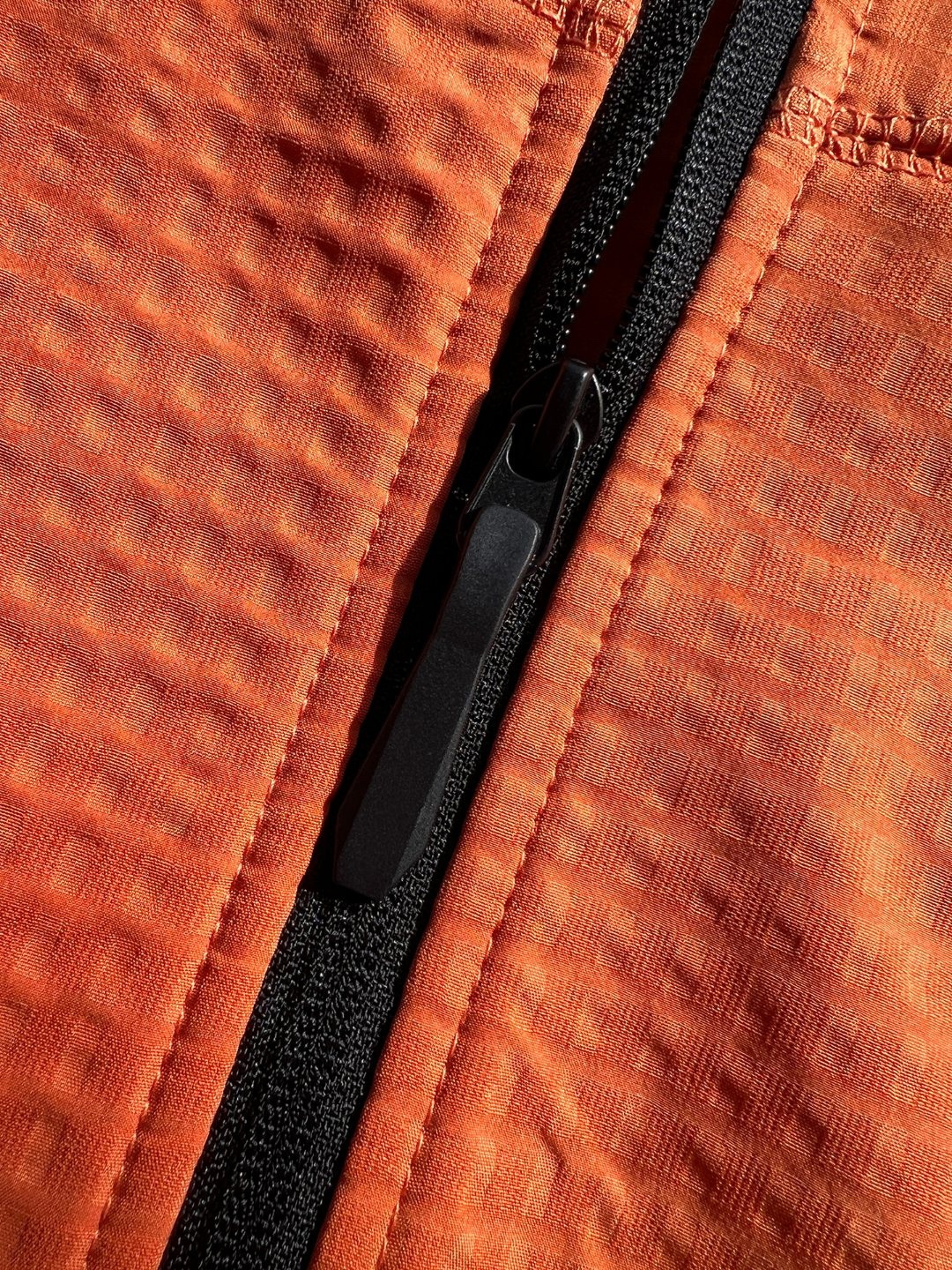 2026年春季新款猛獁象MAMMUT輕量單層彈力外套夾克 男女同款 軟殼連帽夾克
面料95的聚酯纖維 5的氨綸 輕盈帶彈力  手感柔軟舒適   不靜電 質感輕膚，，自帶纖維紋理 ，格紋凹槽 空氣流通  可快速散熱  吸濕排汗 
款式設計簡約大牌，胸口拼布拉鍊口袋 ，多處細節採用四針六線🧵設計點綴，肉眼可見的工藝美
手插口袋，做的壓膠無痕一公分外延  內隱藏拉鍊口袋 上下刺繡鎖邊 提升品質
彈力袖口 輕便舒適 ，下擺出帶有調節繩，穿搭風格可隨意切換
日常休閒  上班通勤 戶外運動  舒適百搭