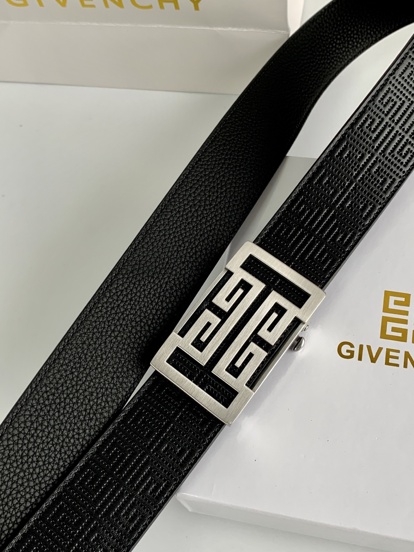 【紀梵希】新款男士 頭層小牛皮黑色壓花腰帶，內襯荔枝紋底，寬38毫米.搭配不鏽鋼經典4G自動扣.商務服裝造型的完美搭配。永恆經典！