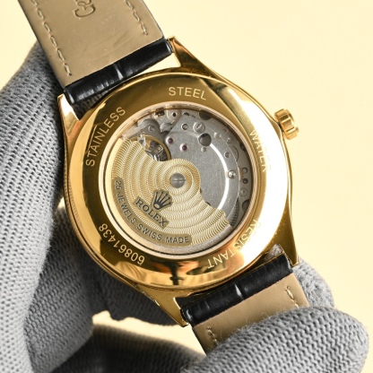 主推勞力士【ROLEX】男士腕表 採用獨特的錶盤設計 搭配而來的是更高檔奢華的勞力士， 初識勞力士必憧憬有朝一日能擁有它，戴上勞力士必順風順水必發達，你值得擁有，歡迎評鑒！！
機芯：搭配全新進口8215西鐵城（零返修） 尺寸：40鏡面：藍寶石玻璃永不刮花 材質：316L精鋼表殼 動力：儲存48小時 防水深度：100米意大利小牛皮帶，原裝針扣！