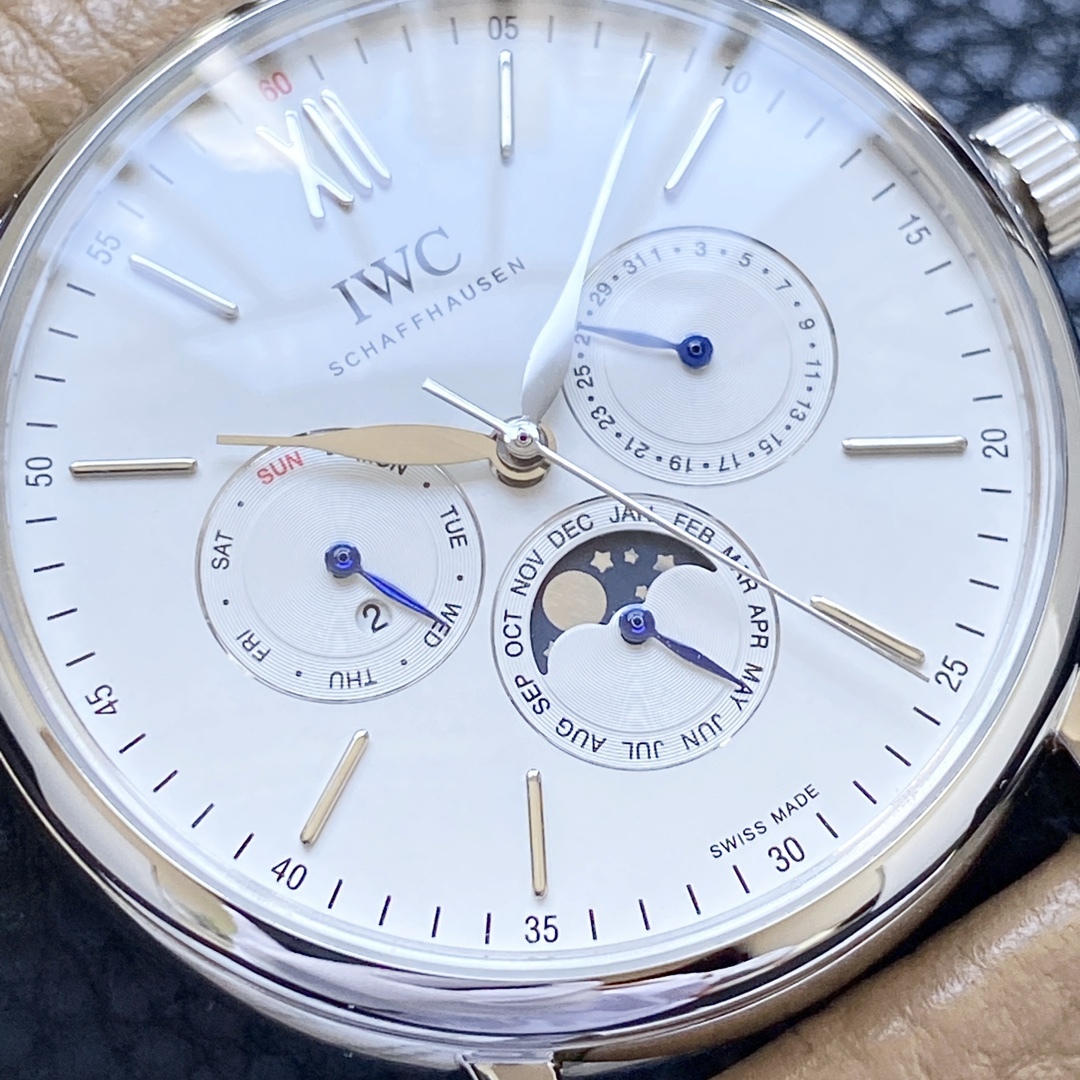 🔥顏值巔峰  傾情演繹🔥
IWC旗下最耀眼的明星，萬年一瞬，品鑒IWC萬國柏濤菲諾萬年曆腕表！
1⃣️ 【機芯】採用3836-2型自制機芯，其機芯運轉穩定，月相處更是1:1還原正品，在光線下月相中的星星太陽更是明亮發光，走時精准，幾乎零返修！
2️⃣【表殼】正品開模，1:1完美還原！腕表尺寸40mm，整個表殼採用獨家研發的CNC精磨工藝，與原裝工藝效果如出一轍！
3️⃣【錶盤】錶盤12刻度細節精益求精，1:1還原鍍銀錶盤，9位更是1:1還原閏年設計，採用雙面防反光拱形鍍膜鏡面，使其整體錶盤質感更佳