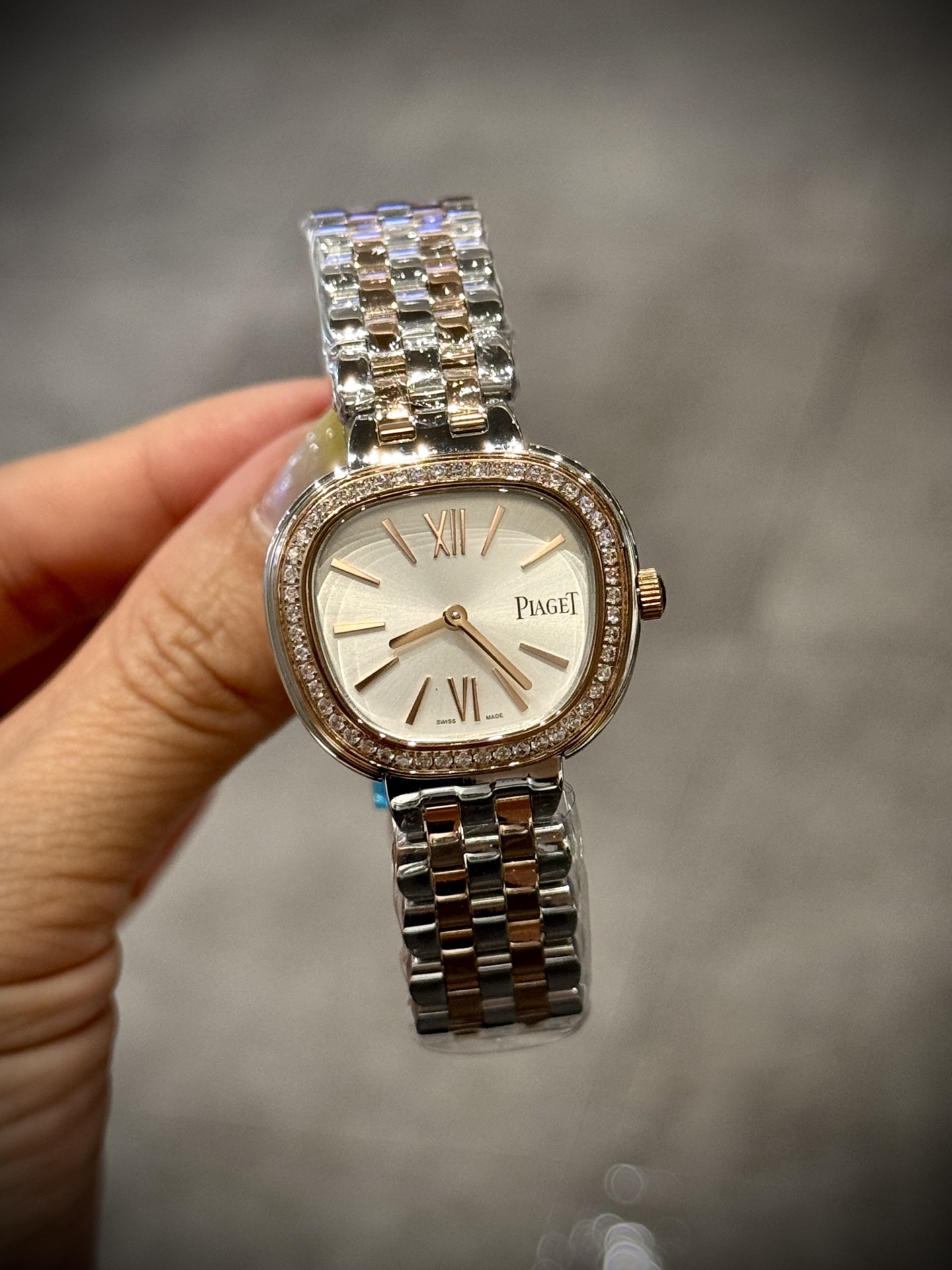 A8 factory•伯爵全新腕表 ﻿ #PiagetSixtie鎏金悅影系列 ﻿ 在瑞士鐘錶展「鐘錶與奇跡」閃亮登場！這款腕表游走於非凡制表工藝與黃金工藝之間，簡直是時尚與藝術的完美結合。Sixtie腕表採用獨特的梯形設計，重新詮釋1960年代末大膽華麗的風格，展現出獨特的魅力與優雅。
✨Sixtie系列腕表
✨直徑29毫米,
✨CNC數控雕刻精鋼梯形表殼
✨專櫃同步超薄厚度僅僅7mm
✨銀色太陽緞面打磨錶盤
✨316L精鋼錶鏈,搭載伯爵進口石英機芯  
認准A8出品！必屬精品！