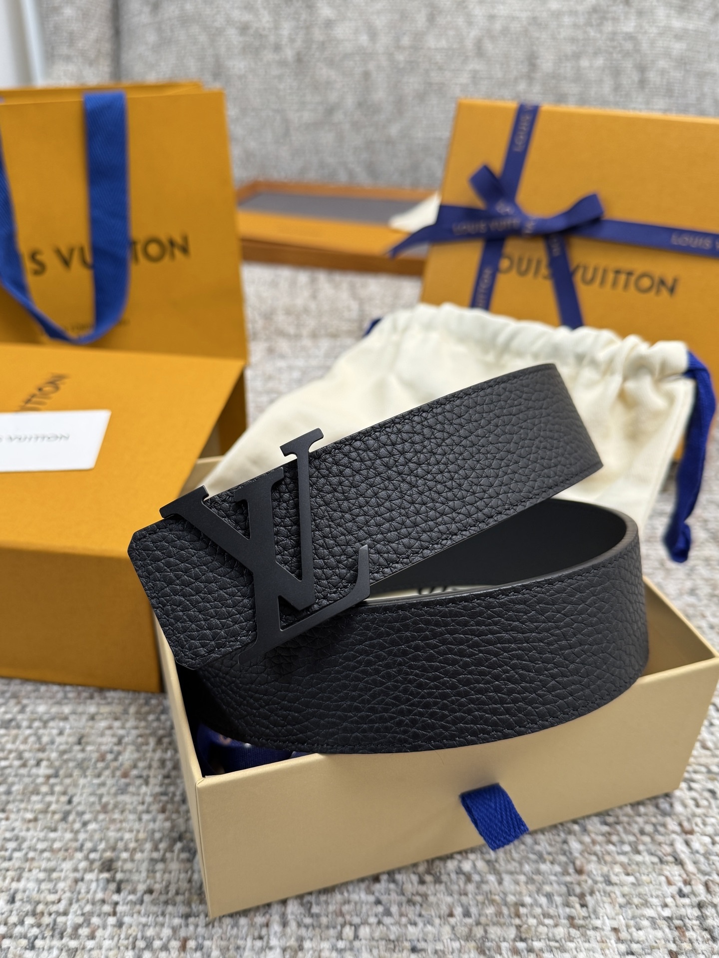 
Louis Vuitton LV腰带 荔枝纹皮底系列 原厂五金 精致手工绘边 柔软舒适 宽4.0