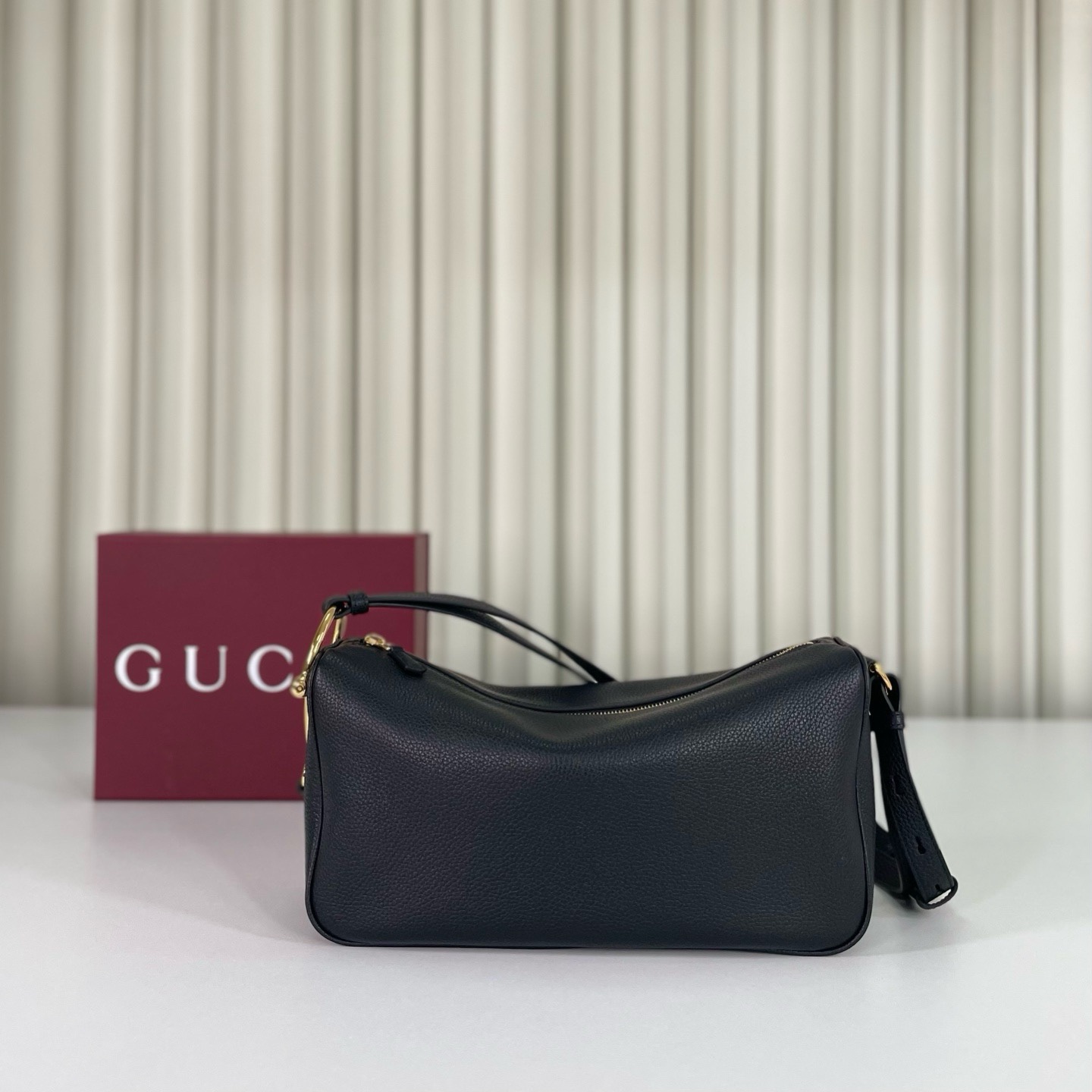 Gucci Half Horsebit系列中號肩背包，煥新呈現Gucci Half Horsebit系列，以現代風格煥新演繹品牌最具標誌性的元素之一。該系列巧妙融蘊休閒廓形與標誌性的半馬銜扣配件，這也是其名稱的由來。款號860787克皮，尺寸31.5X17X12