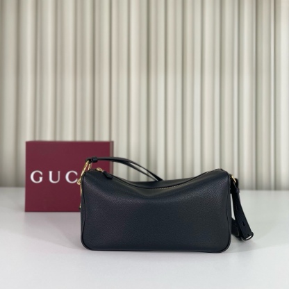 Gucci Half Horsebit系列中號肩背包，煥新呈現Gucci Half Horsebit系列，以現代風格煥新演繹品牌最具標誌性的元素之一。該系列巧妙融蘊休閒廓形與標誌性的半馬銜扣配件，這也是其名稱的由來。款號860787克皮，尺寸31.5X17X12