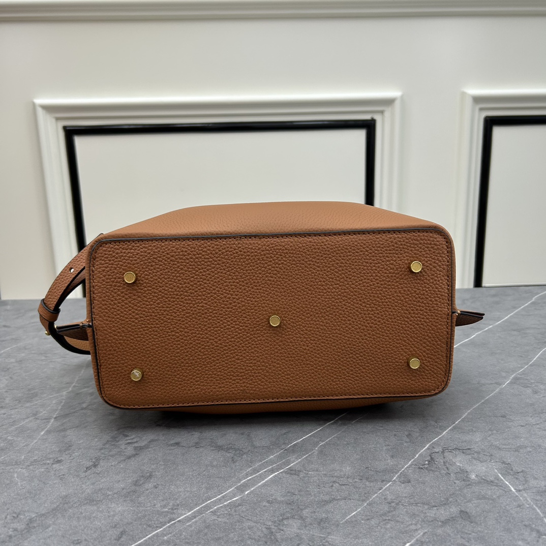 荔枝紋 Garavani VLOGO Escape 小牛皮小號購物袋，包袋兩側點綴紅色細節，金屬徽標飾件可用在包裝內部作為開合，亦可用在外部作為裝飾元素。
小號尺寸：31 *25*15 cm